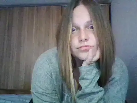 Evasapples online show from March 2025 08:55:01 PM