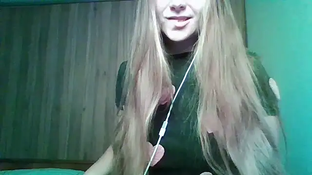 Evasapples online show from November 2025 02:05:01 PM