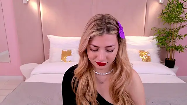 Snapshot of HelenaMorgan chatting on February 2025 06:03:01 AM HelenaMorgan online show from February 2025 06:03:01 AM