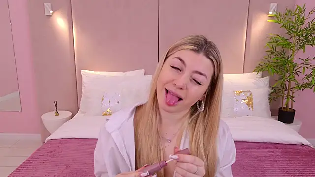 Snapshot of HelenaMorgan chatting on February 2025 04:29:01 AM HelenaMorgan online show from February 2025 04:29:01 AM