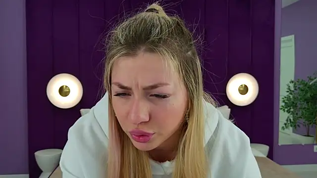 Snapshot of HelenaMorgan chatting on March 2025 03:02:02 AM HelenaMorgan online show from March 2025 03:02:02 AM