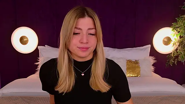 Snapshot of HelenaMorgan chatting on October 2025 03:04:01 AM HelenaMorgan online show from October 2025 03:04:01 AM