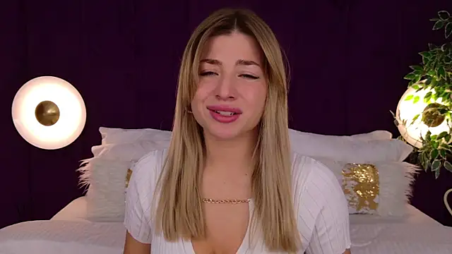 Snapshot of HelenaMorgan chatting on November 2025 03:12:01 AM HelenaMorgan online show from November 2025 03:12:01 AM