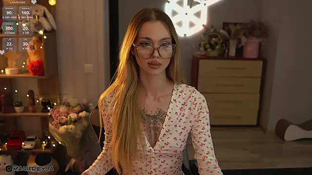 ManiFreyja online show from September 2025 07:06:02 PM