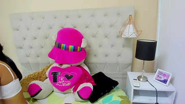 Little Helen online show from January 2025 01:22:01 PM