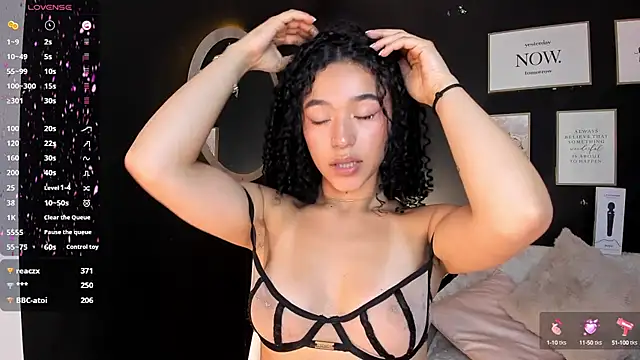 Crystal Dluna online show from February 2025 08:11:01 PM