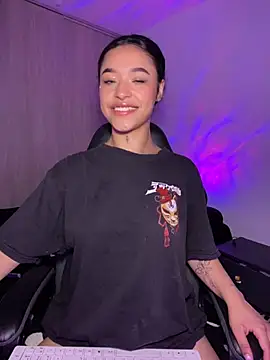 Crystal Dluna online show from November 2025 05:33:02 PM