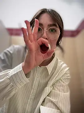 meow girl online show from March 2025 10:11:02 AM