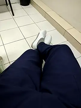 gatmoreno1 online show from October 2025 04:37:01 PM