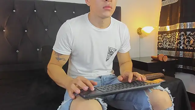 Angel Cuervo online show from February 2025 12:43:02 PM