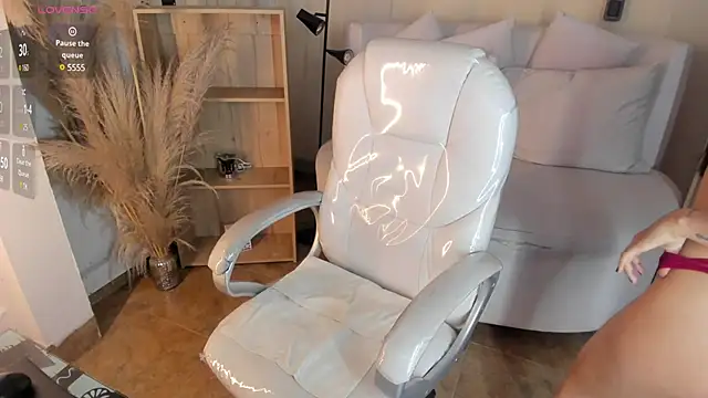 Amy Kiitty  online show from January 2025 08:00:02 PM