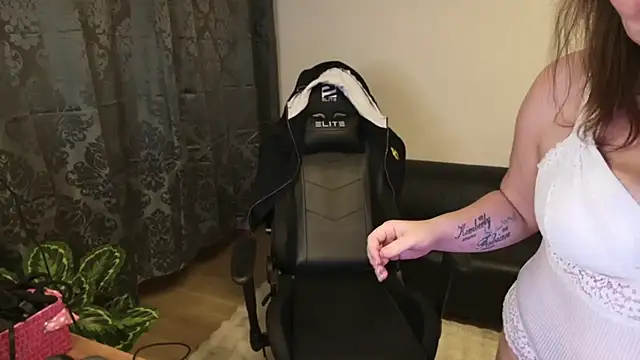 Snapshot of AmazingCurvy chatting on February 2025 07:52:02 PM AmazingCurvy online show from February 2025 07:52:02 PM