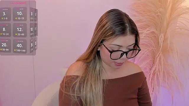 thaliafox  online show from April 2026 08:57:02 PM