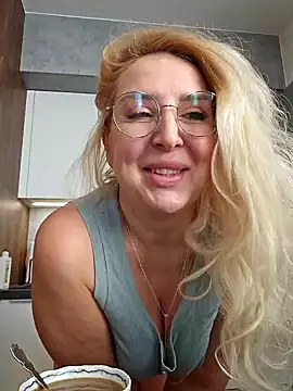 Snapshot of MariaRichi_ chatting on March 2025 07:15:01 AM MariaRichi online show from March 2025 07:15:01 AM