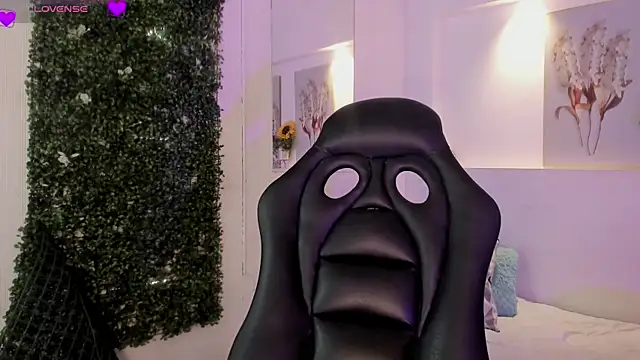 Ashley Evans18 online show from November 2025 12:49:01 PM