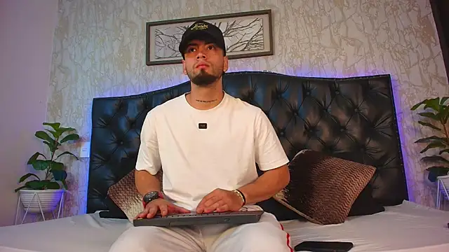 Snapshot of MattDevon chatting on March 2026 05:02:02 AM MattDevon online show from March 2026 05:02:02 AM