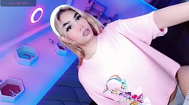 Snapshot of Hallyhott chatting on December 2024 04:02:02 PM Hallyhott online show from December 2024 04:02:02 PM