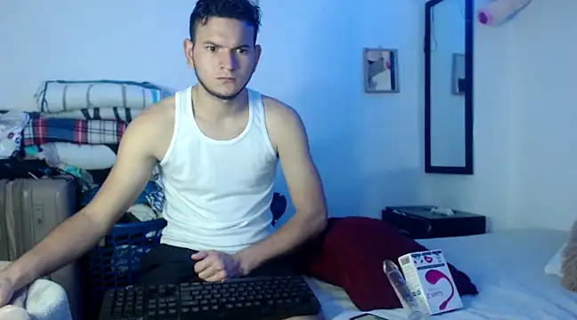 Latin Boy24 online show from February 2025 05:40:01 PM