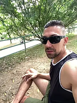 Snapshot of dantedesirexx chatting on May 2026 04:37:02 PM dantedesirexx online show from May 2026 04:37:02 PM