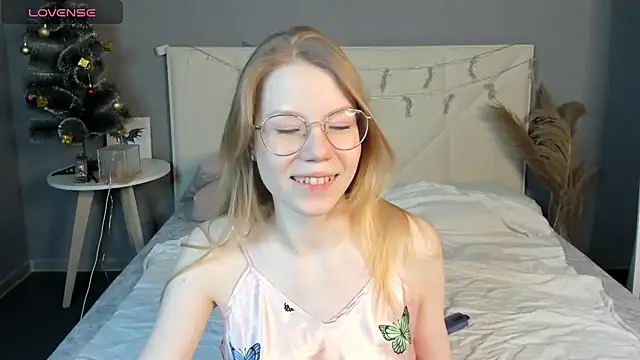 Snapshot of Esme_Runn chatting on December 2024 10:29:02 AM Esme Runn online show from December 2024 10:29:02 AM