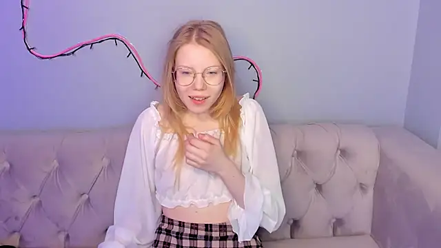 Snapshot of Esme_Runn chatting on January 2025 03:47:02 PM Esme Runn online show from January 2025 03:47:02 PM