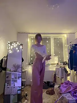 Snapshot of Esme_Runn chatting on February 2025 02:25:02 PM Esme Runn online show from February 2025 02:25:02 PM