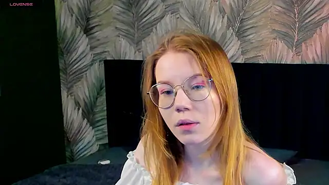 Snapshot of Esme_Runn chatting on March 2025 10:00:02 AM Esme Runn online show from March 2025 10:00:02 AM