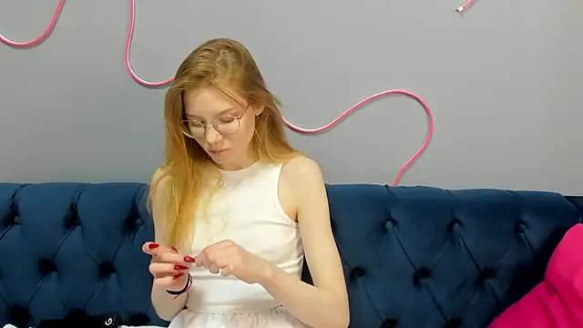 Snapshot of Esme_Runn chatting on March 2025 10:17:01 AM Esme Runn online show from March 2025 10:17:01 AM