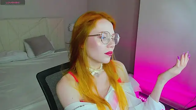 Snapshot of Esme_Runn chatting on September 2025 12:00:02 AM Esme Runn online show from September 2025 12:00:02 AM