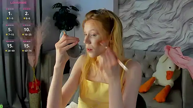 Snapshot of Esme_Runn chatting on June 2026 03:25:01 AM Esme Runn online show from June 2026 03:25:01 AM