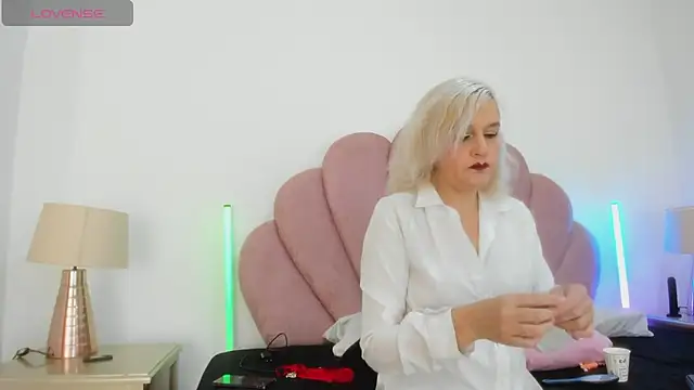 Snapshot of CarolinaGlamour chatting on April 2026 06:44:02 PM CarolinaGlamour online show from April 2026 06:44:02 PM