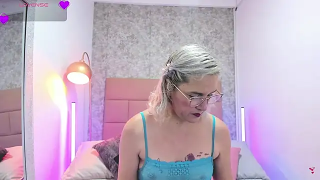Snapshot of CarolinaGlamour chatting on May 2026 11:16:01 AM CarolinaGlamour online show from May 2026 11:16:01 AM