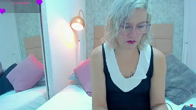 Snapshot of CarolinaGlamour chatting on May 2026 11:03:02 AM CarolinaGlamour online show from May 2026 11:03:02 AM