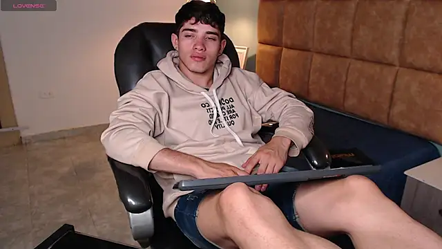 AlejooTwink online show from February 2025 07:19:02 PM