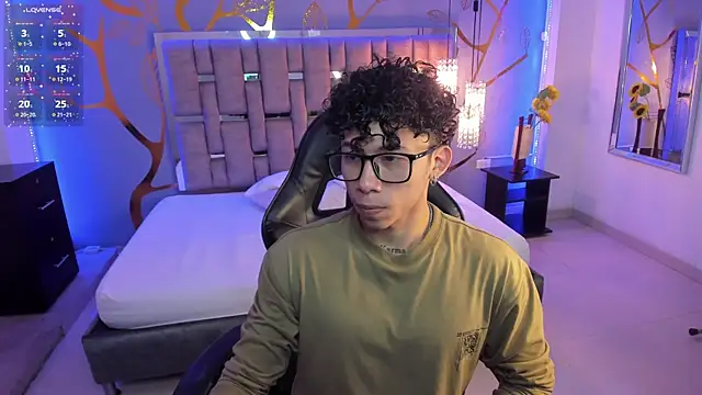 Snapshot of AkazaBoy_ chatting on February 2025 05:04:02 AM AkazaBoy online show from February 2025 05:04:02 AM