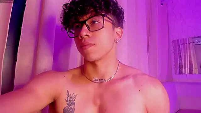 Snapshot of AkazaBoy_ chatting on November 2025 04:33:02 AM AkazaBoy online show from November 2025 04:33:02 AM