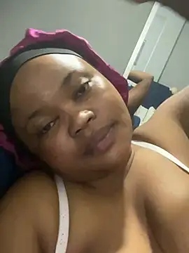 Snapshot of Curveysinaa chatting on February 2025 07:00:01 PM Curveysinaa online show from February 2025 07:00:01 PM