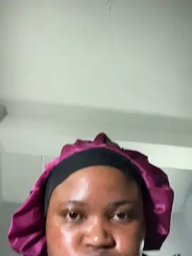 Snapshot of Curveysinaa chatting on February 2025 07:21:01 PM Curveysinaa online show from February 2025 07:21:01 PM