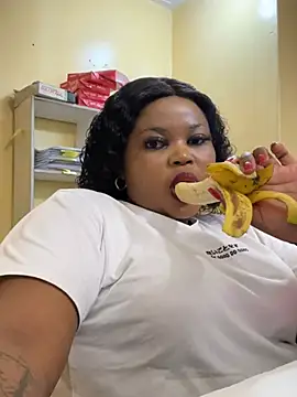 Snapshot of Curveysinaa chatting on February 2025 08:10:01 AM Curveysinaa online show from February 2025 08:10:01 AM