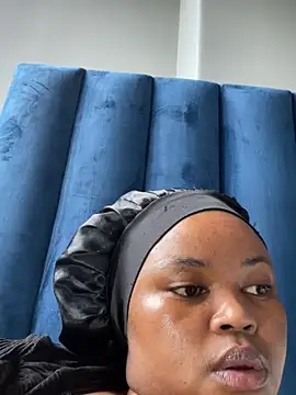 Snapshot of Curveysinaa chatting on February 2025 09:25:02 PM Curveysinaa online show from February 2025 09:25:02 PM