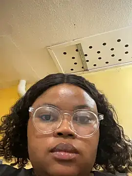 Snapshot of Curveysinaa chatting on February 2025 12:31:01 PM Curveysinaa online show from February 2025 12:31:01 PM