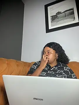 Snapshot of Curveysinaa chatting on March 2025 02:37:01 PM Curveysinaa online show from March 2025 02:37:01 PM