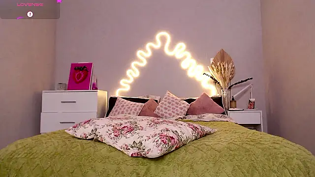 Red  Candy online show from December 2024 04:29:02 PM