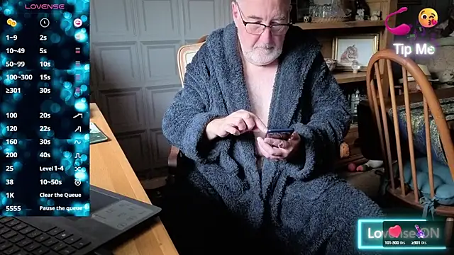 Adamdaddybear online show from October 2025 07:41:01 AM