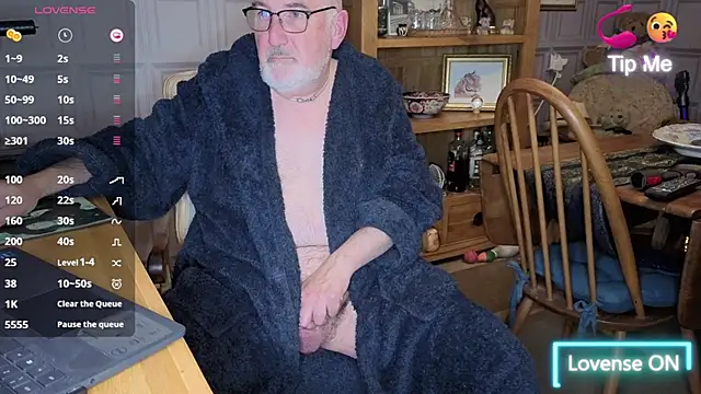 Adamdaddybear online show from October 2025 08:22:01 PM