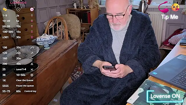 Adamdaddybear online show from October 2025 07:32:01 AM