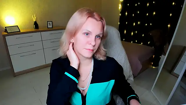 Louisa Bay online show from December 2024 03:00:02 PM