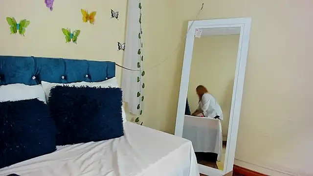 cristalwalker   online show from October 2025 11:33:02 AM