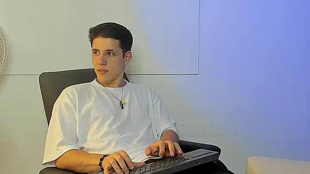 Snapshot of Adan_rivas_ chatting on December 2024 10:20:01 PM Adan rivas online show from December 2024 10:20:01 PM