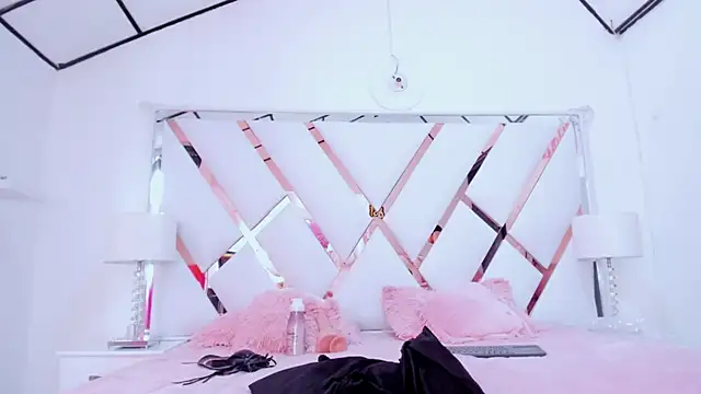 naughty  sara online show from February 2025 06:01:01 PM